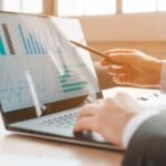 決算発表と株価の関係をイメージさせる決算資料のイメージ