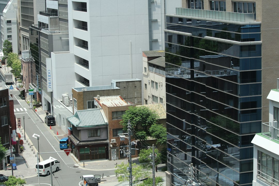 上空から見た日本の街並みとビル群