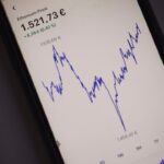 NISA成長投資枠での株式投資をイメージさせるグラフとスマートフォンのイメージ