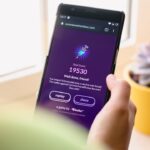 ロボアドバイザーの手数料比較をイメージさせるスマートフォンとグラフのイメージ