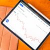 投資信託の解約タイミングを考えるイメージのグラフと電卓のイメージ