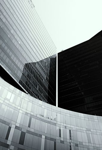 ガラス張りの高層ビルが反射し合う様子
