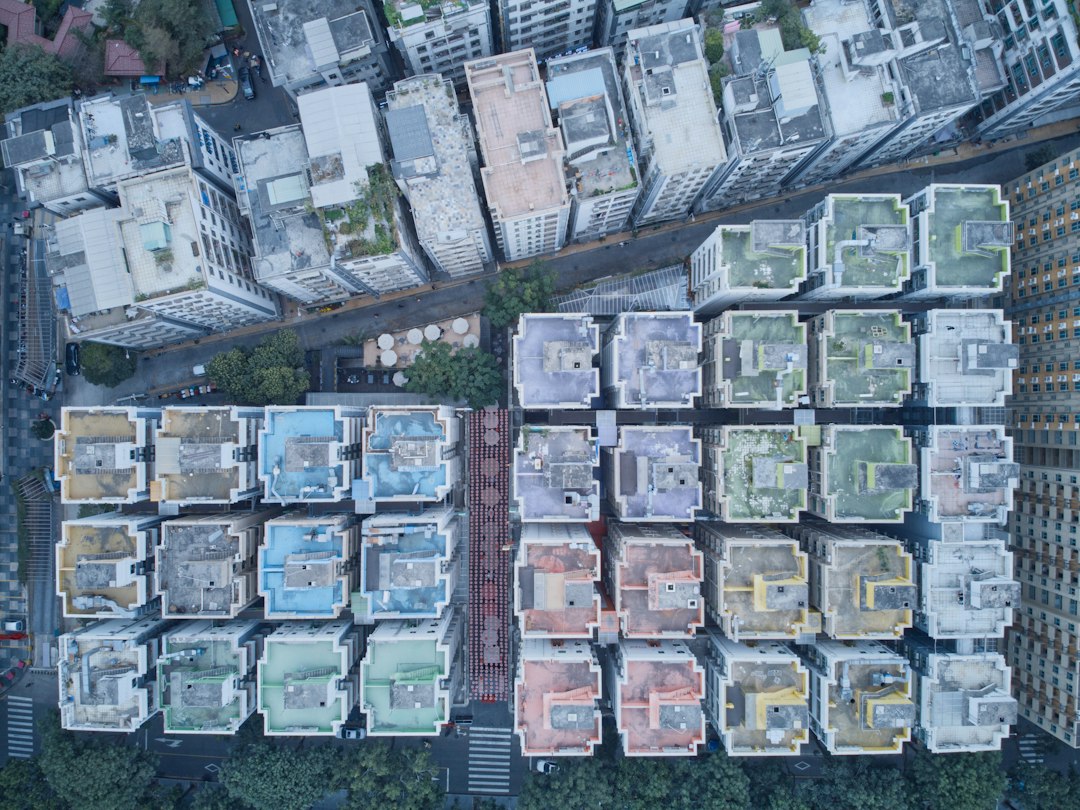 マンションの外観と部屋タイプの図面を見比べている様子