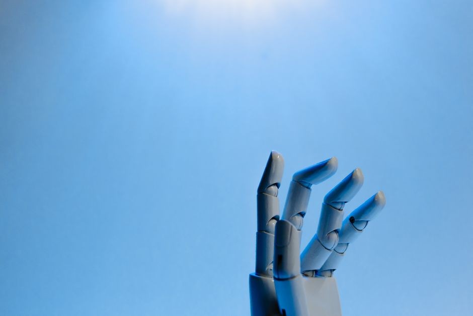 青空に向かって伸びるロボットハンドの別アングル