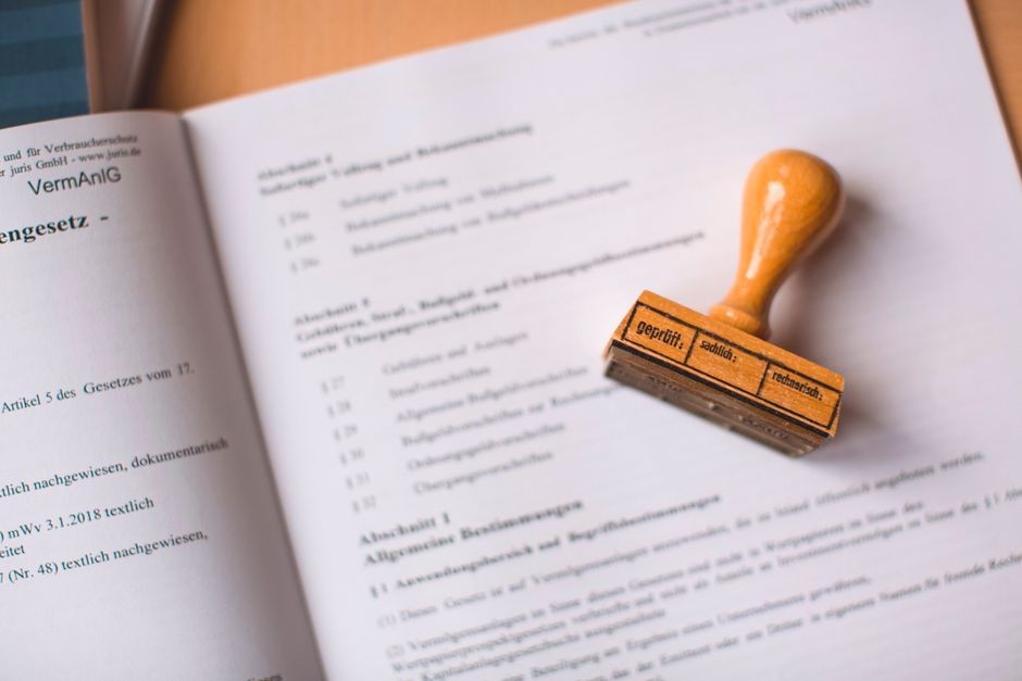 ドイツ語の法律書の上に置かれた承認印