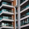 バルコニーが並ぶ現代的な集合住宅の外観