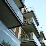 ガラス張りのバルコニーが続く現代的な集合住宅