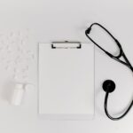 クリップボードと聴診器を置いた俯瞰