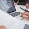 書類を前に分析する手元