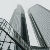 空へ伸びる高層ビル群を見上げた様子