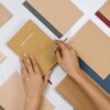 手帳やノートを並べた机