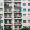 バルコニーが並ぶ集合住宅の外観