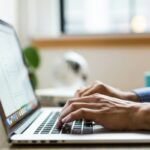 ノートパソコンでブログ記事を執筆する手元