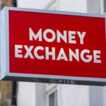 建物の壁面に掲げられたMONEY EXCHANGEの看板