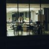 夜のオフィスビルの窓明かり