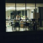 夜のオフィスビルの窓明かり