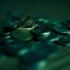 緑がかった硬貨が積み重なったクローズアップ