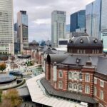 東京駅の駅舎と丸の内の高層ビル群