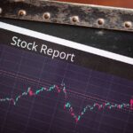 「Stock Report」の文字とローソク足チャートが表示された紙面