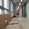 病院の廊下に並ぶ空いた椅子