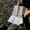 テーブルの上で投資信託の資料を広げて読んでいる様子
