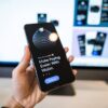 手元でスマートフォンの出金手続き画面を操作している様子