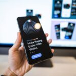手元でスマートフォンの出金手続き画面を操作している様子