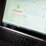 ノートパソコンで家計全体の管理画面を確認している手元