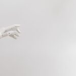 白いロボットの手が宙に伸びている様子