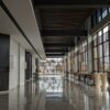 清潔感のある建物内の長い廊下
