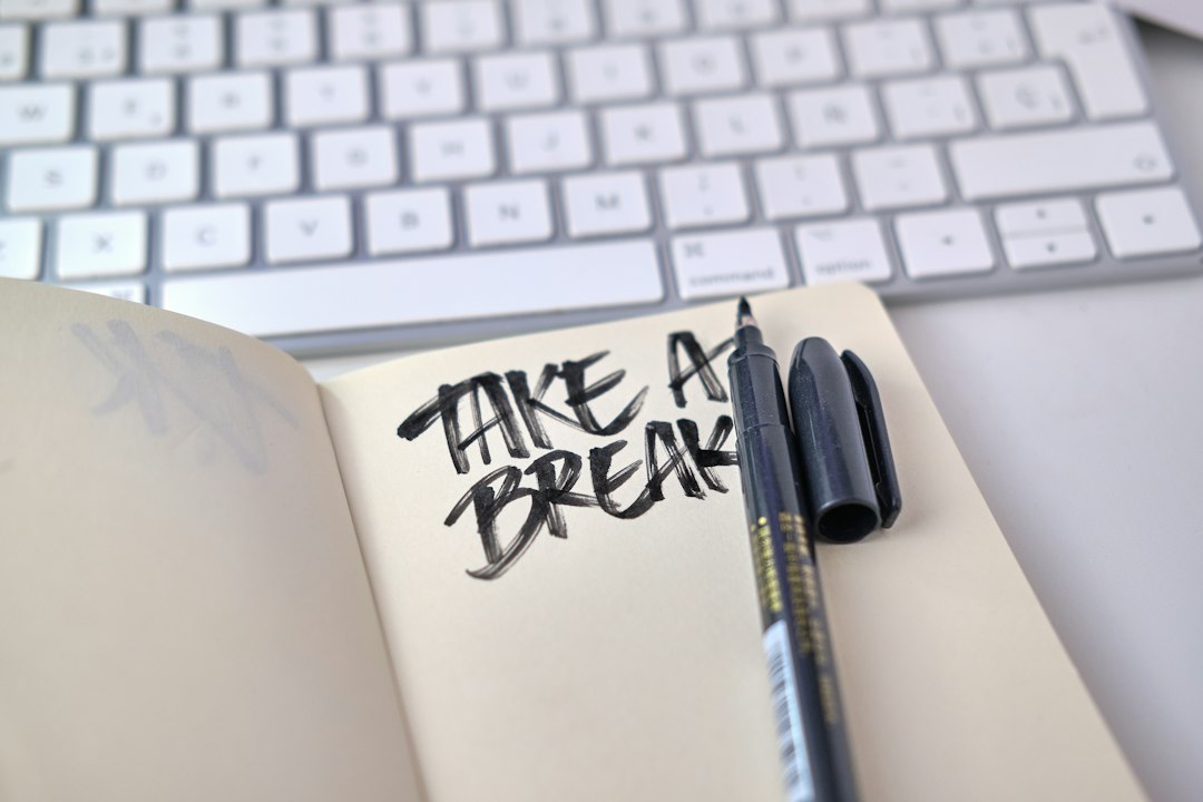 ノートに『TAKE A BREAK』と手書きされたメモとペン