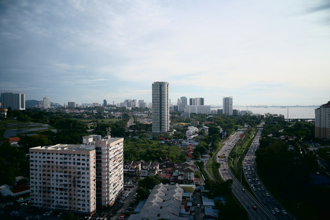 高層マンションが立ち並ぶ都市の俯瞰風景