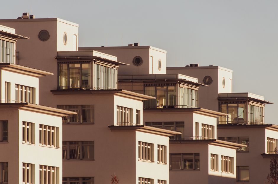 白い外壁の現代的な集合住宅