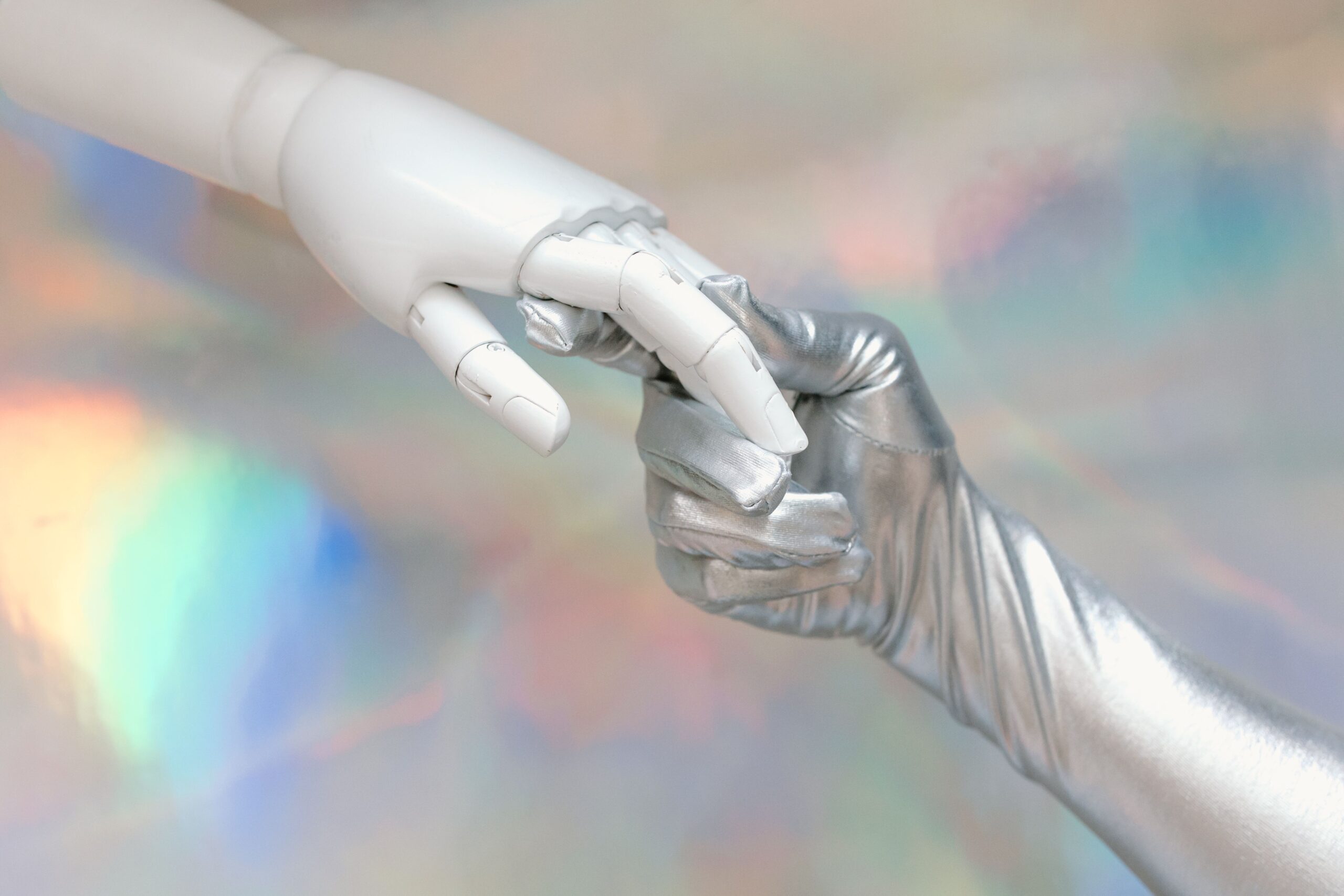 ロボットの手と人の手が触れ合う瞬間
